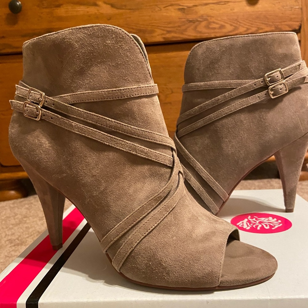 BNNW VINCE CAMUTO PEEPTOE SUEDE BOOTIES